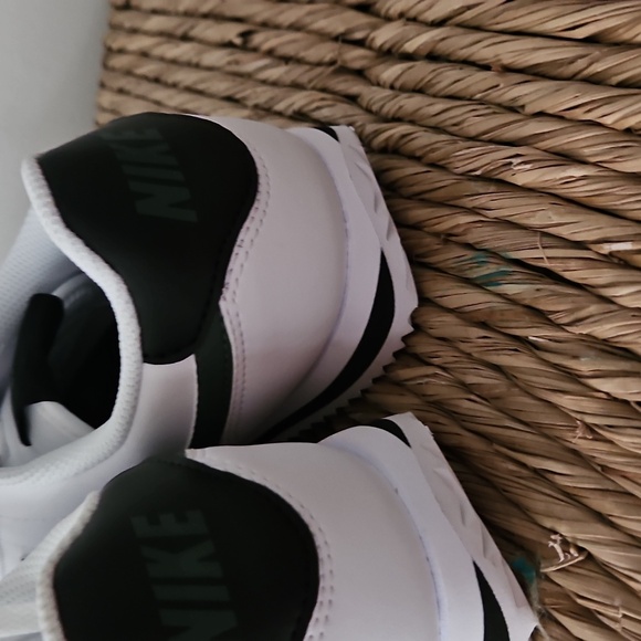 Nike White and Green Sneakers Classic Retro Design - Picture 3 of 8